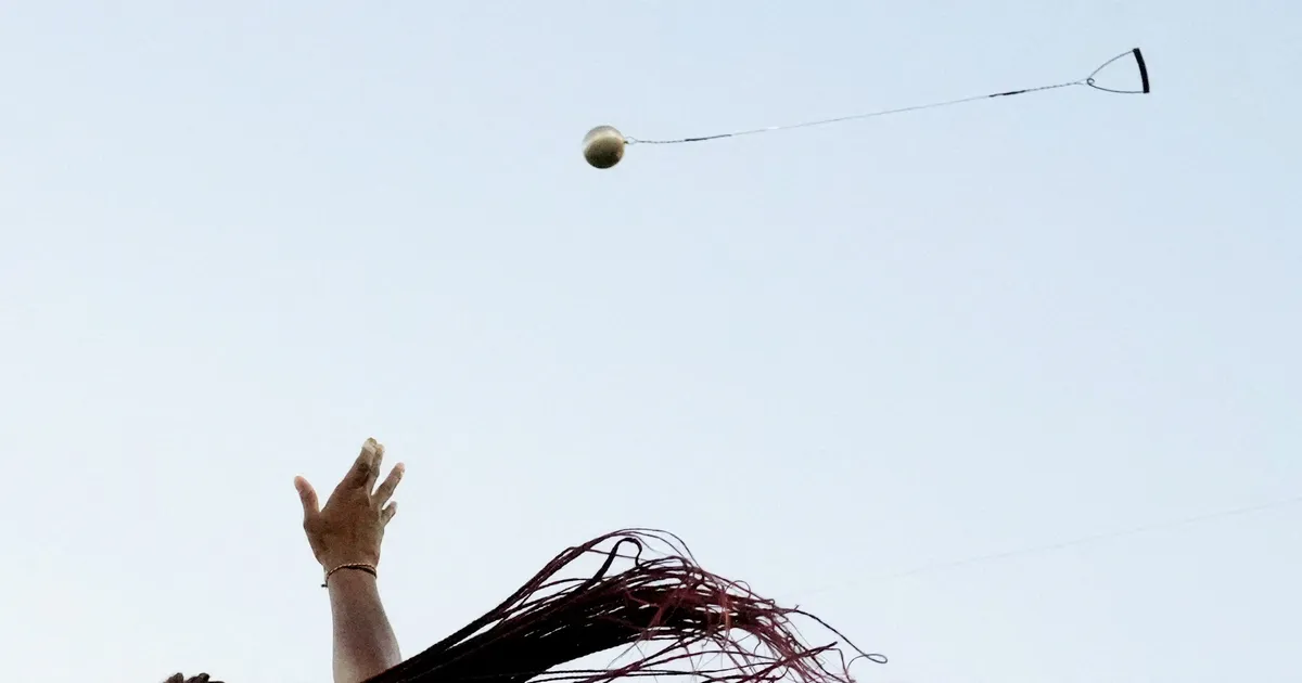 Vasar lendas kergejõustikuvõistlusel läbi turvavõrgu, abikaasat ja poega kaitsnud isa suri