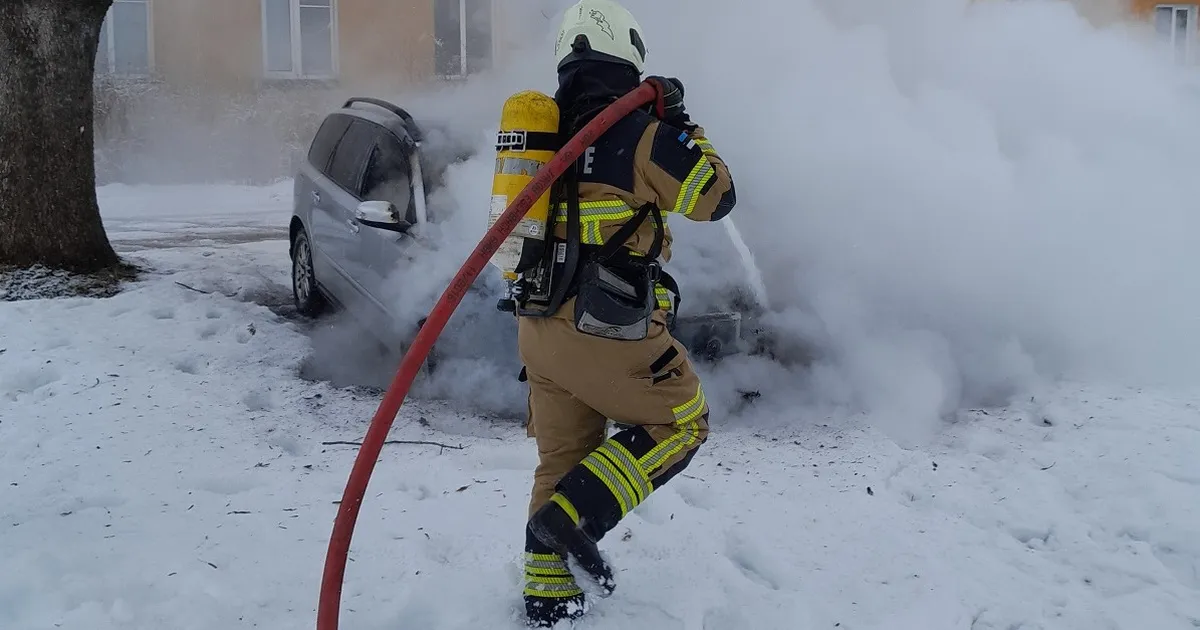 FOTO ⟩ Kohtla-Järvel süttis põlema sõiduauto