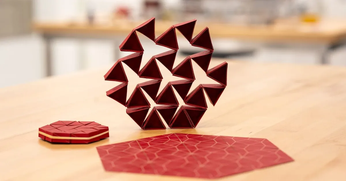 AVASTATI EKSIKOMBEL ⟩ Lõigates ja voltides loodud imematerjal juhatab täielikku vaikusse