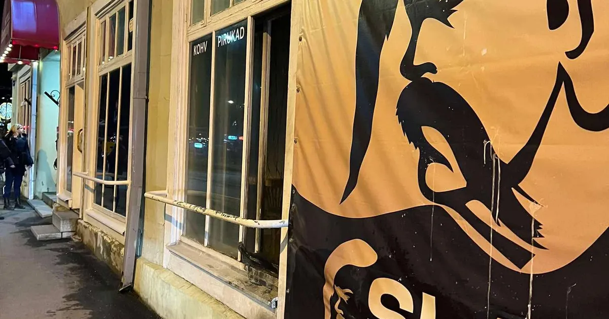 LUGEJA FOTOD ⟩ Varahommikul süttinud ukraina restoranist möödunud noormees: süütevedeliku haisu oli õhus tunda