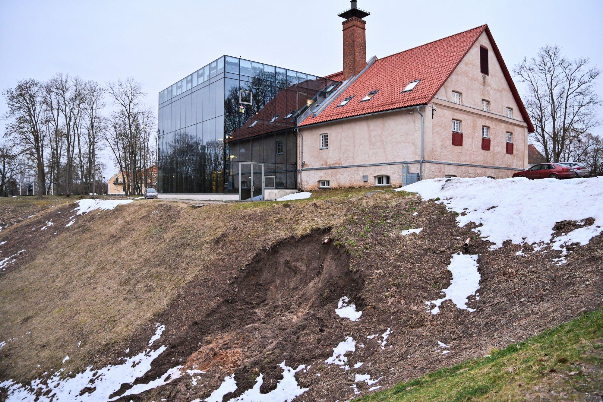 FOTOD | Viljandi pärimusmuusika aida kõrval toimus maapinna varing