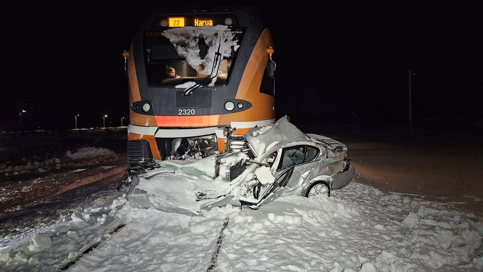 Rongile ette jäänud ja avarii tekitanud sõiduk oli lumevangis, omanikul tuli auto puruks muljumist pealt vaadata