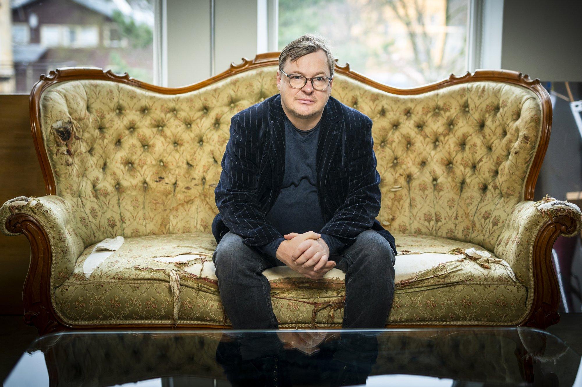 Ennast hurjutav vanamees Andres Maimik. „Pidin Jürgen Ligile ükskord paadiga otsa sõitma. Elukaaslane arvas, et on kobras.“