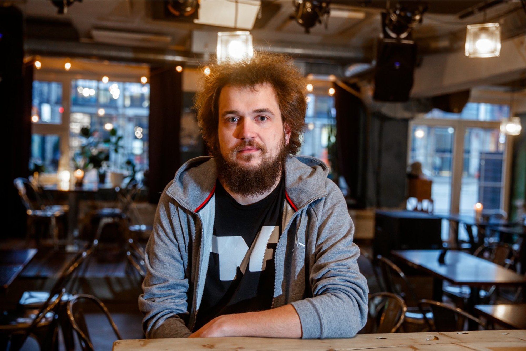 Sander Õigus meenutas, kuidas üks mees visati saalist välja, enne kui sõu jõudis alata: ta tuli, lärmas, siis kukkus kolmele inimesele selga