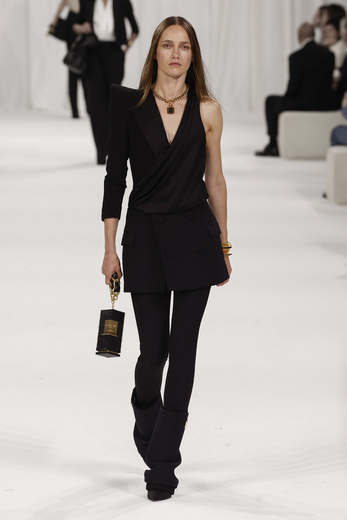 KUUM KLÕPS | Karmen Pedaru paljastas Pariisi moenädalal rinnad