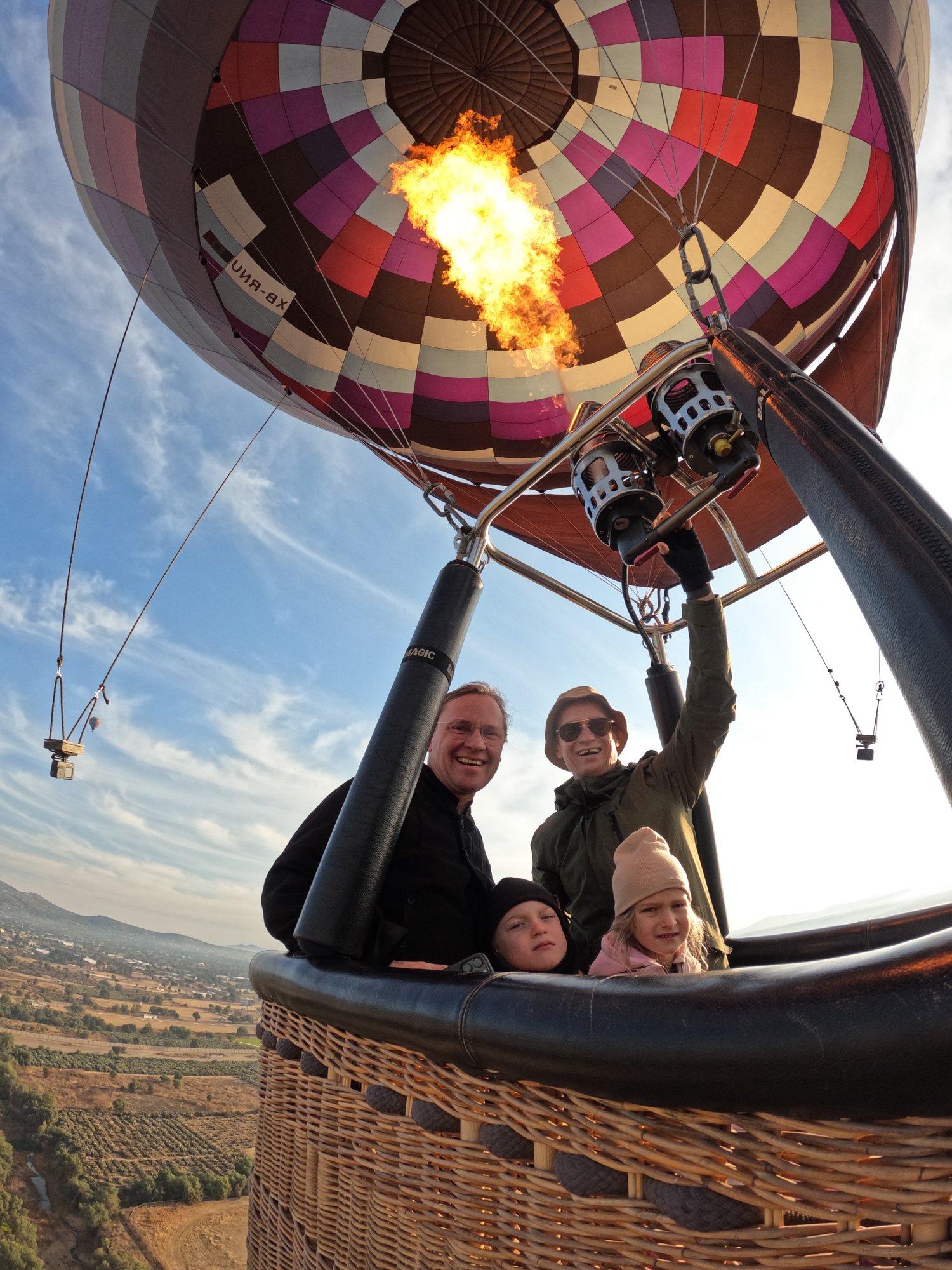 Kauni vaatega uude aastasse! Shishi omanikud Mart Haber ja Taivo Piller võtsid lastega ette kuumaõhupallilennu