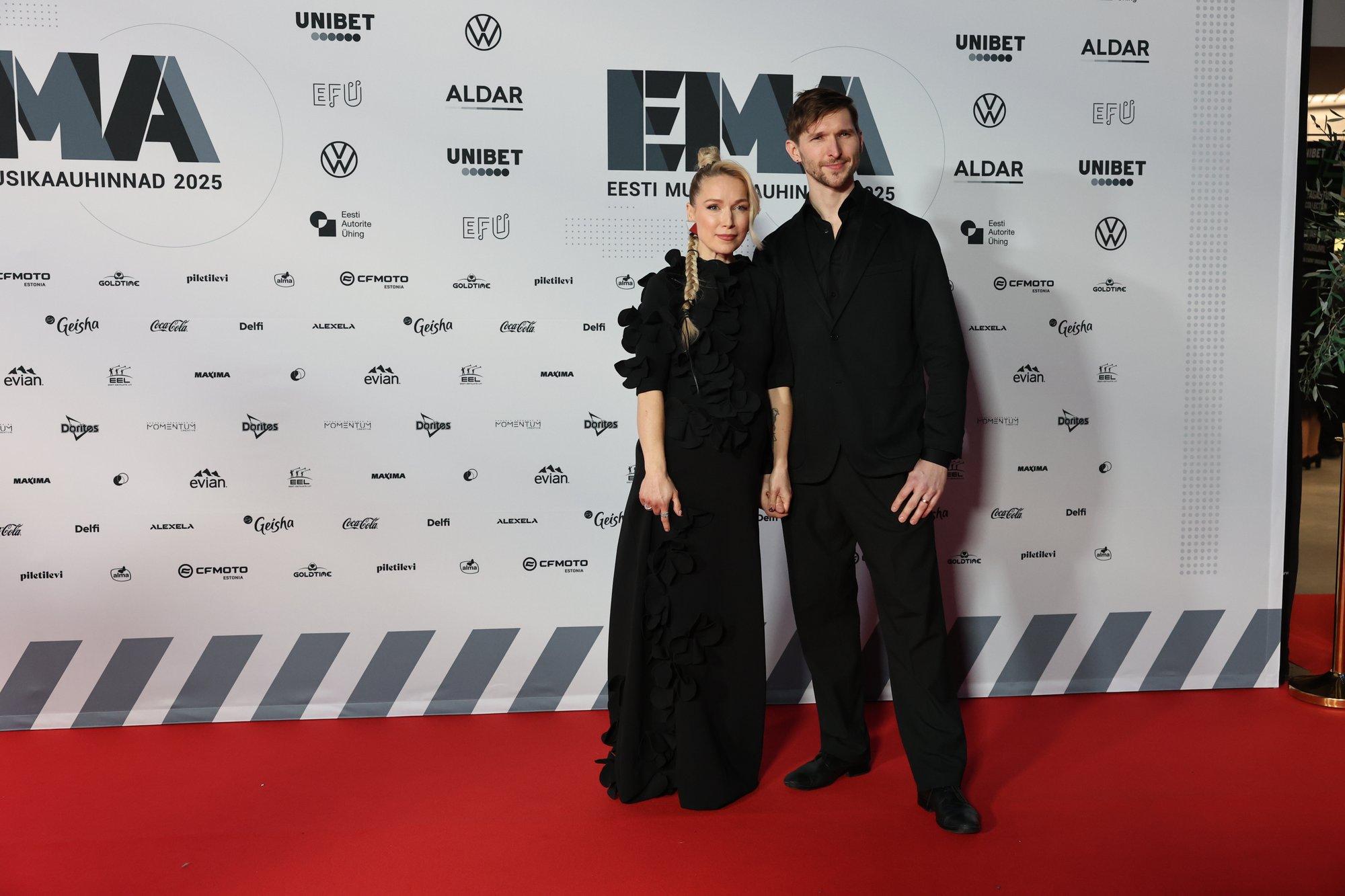 FOTOD | Abikaasad mustas. Beebiootel Lenna Kuurmaa säras Muusikaauhindade punasel vaibal