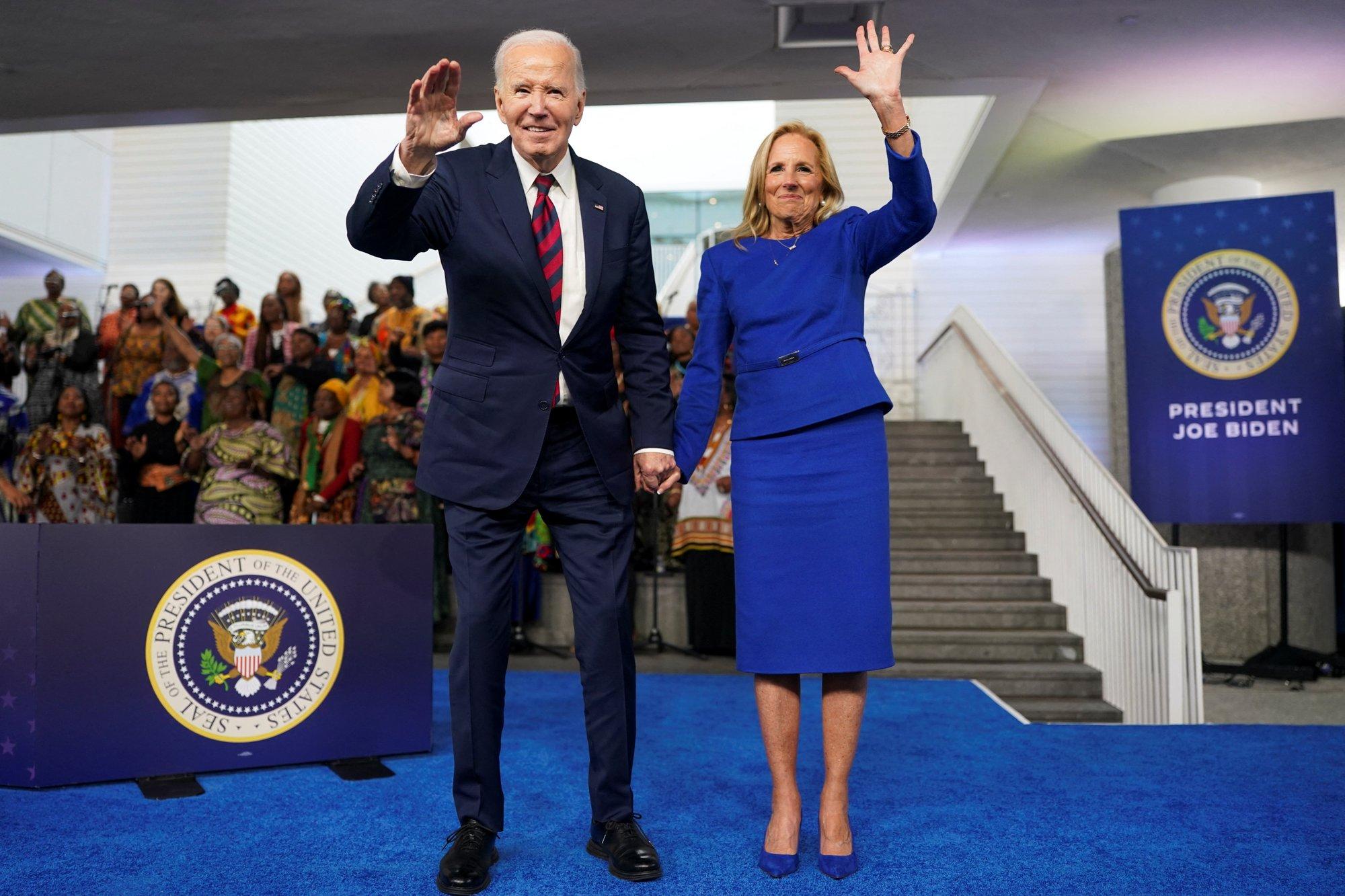 FOTO | Jill Biden kandis viimasel päeval esileedi ametis sümboolset sinist riietust, mille disainis ta lemmikmoemaja