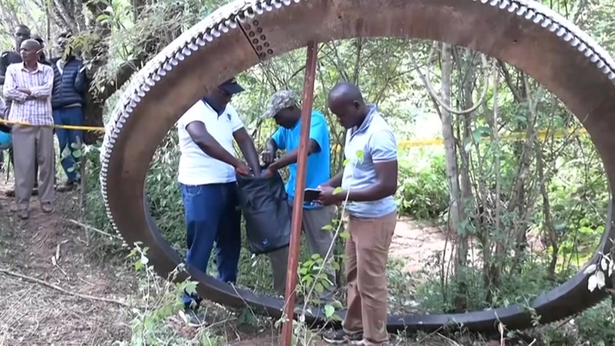 VIDEO | Keenia külla sadas taevast pooletonnine metallikolakas, mis on ilmselt kosmoseraketi osa