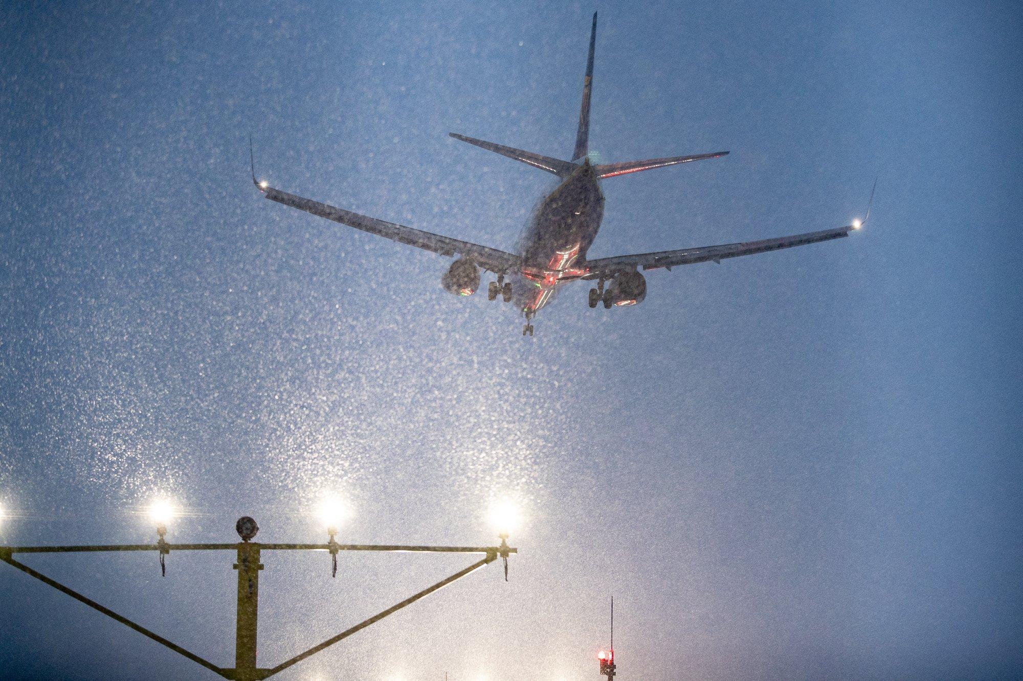 Tugev tuisk ja kirdetuul halvavad lennuliiklust: kaks lendu ei saanud Tallinnas maanduda