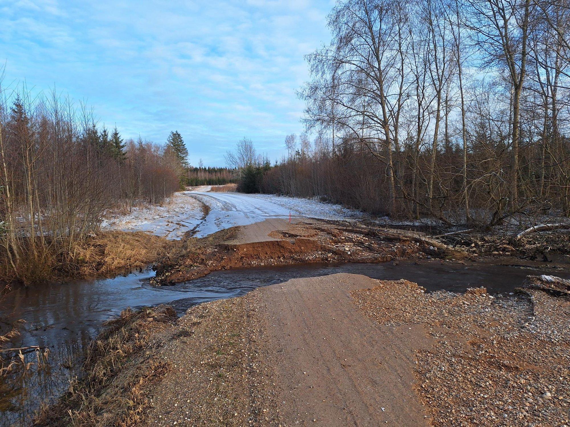 FOTOD | Viljandimaal on kõrgvesi uhtunud ära kahel kõrvalmaanteel teelõigud