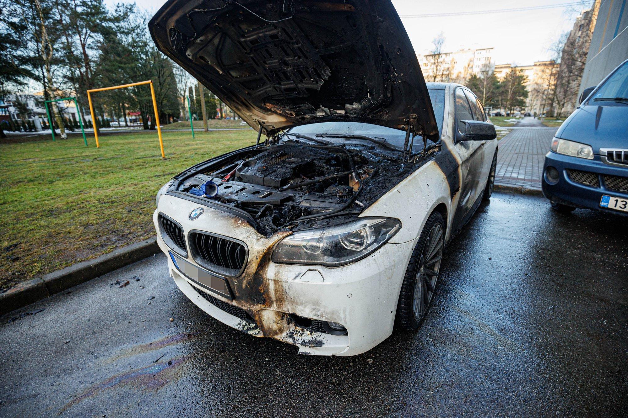 FOTOD | Tallinnas süüdati reedel auto, politsei algatas menetluse
