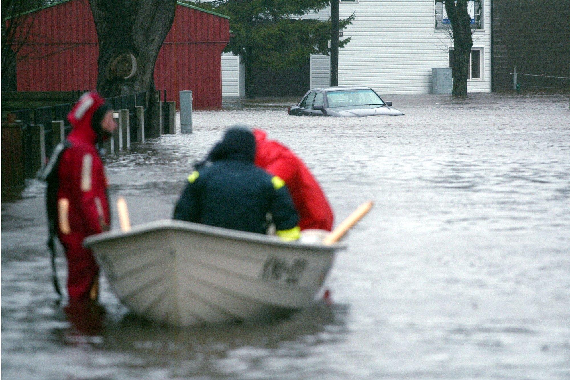 20 AASTAT JAANUARITORMIST | Inimesi tuli Pärnus paatidega evakueerida