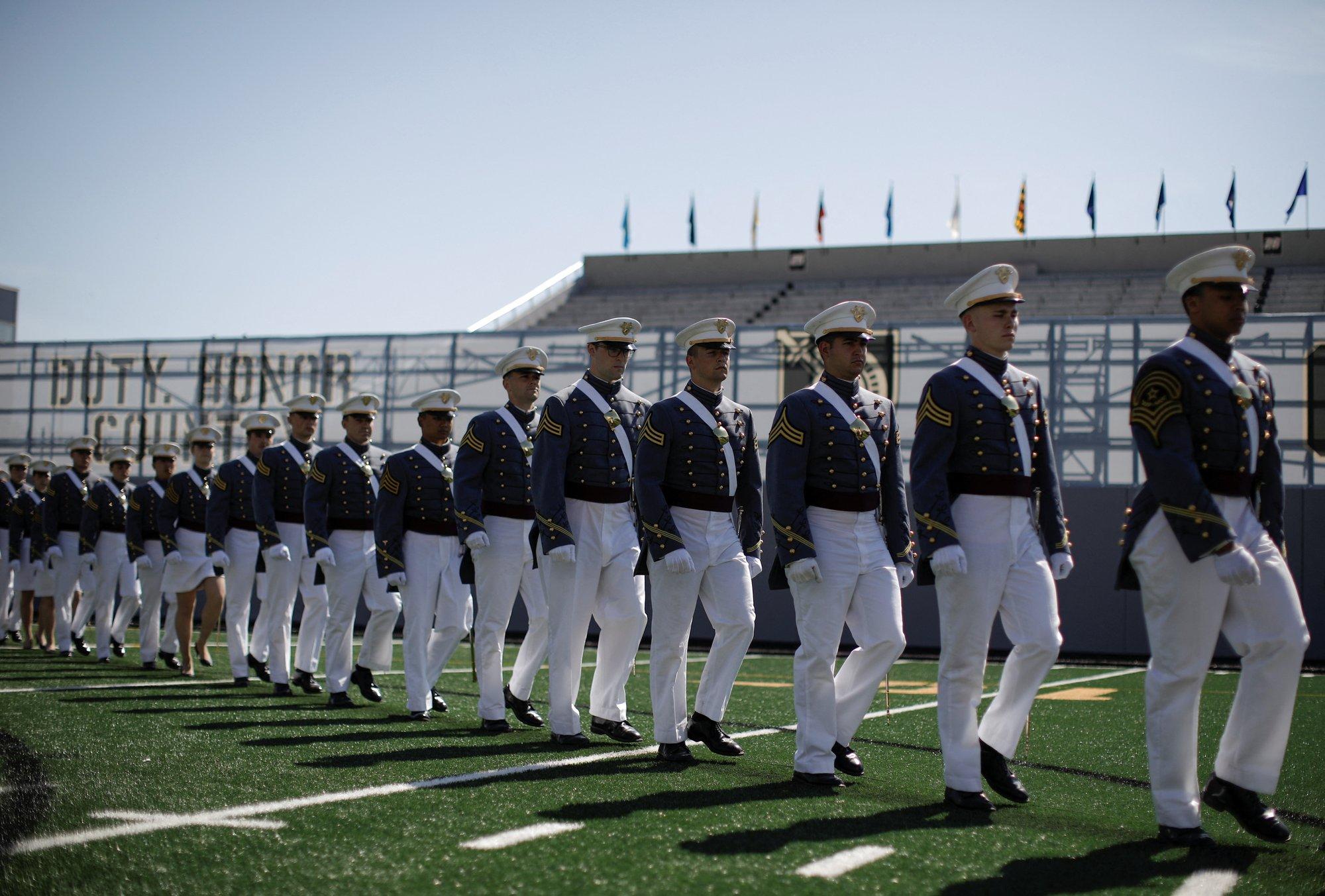 Trump lõpetas USA sõjaväes mitmekesisuse, võrdõiguslikkuse ja kaasatuse ning käskis teenistusse ennistada vaktsineerimisest keeldunud