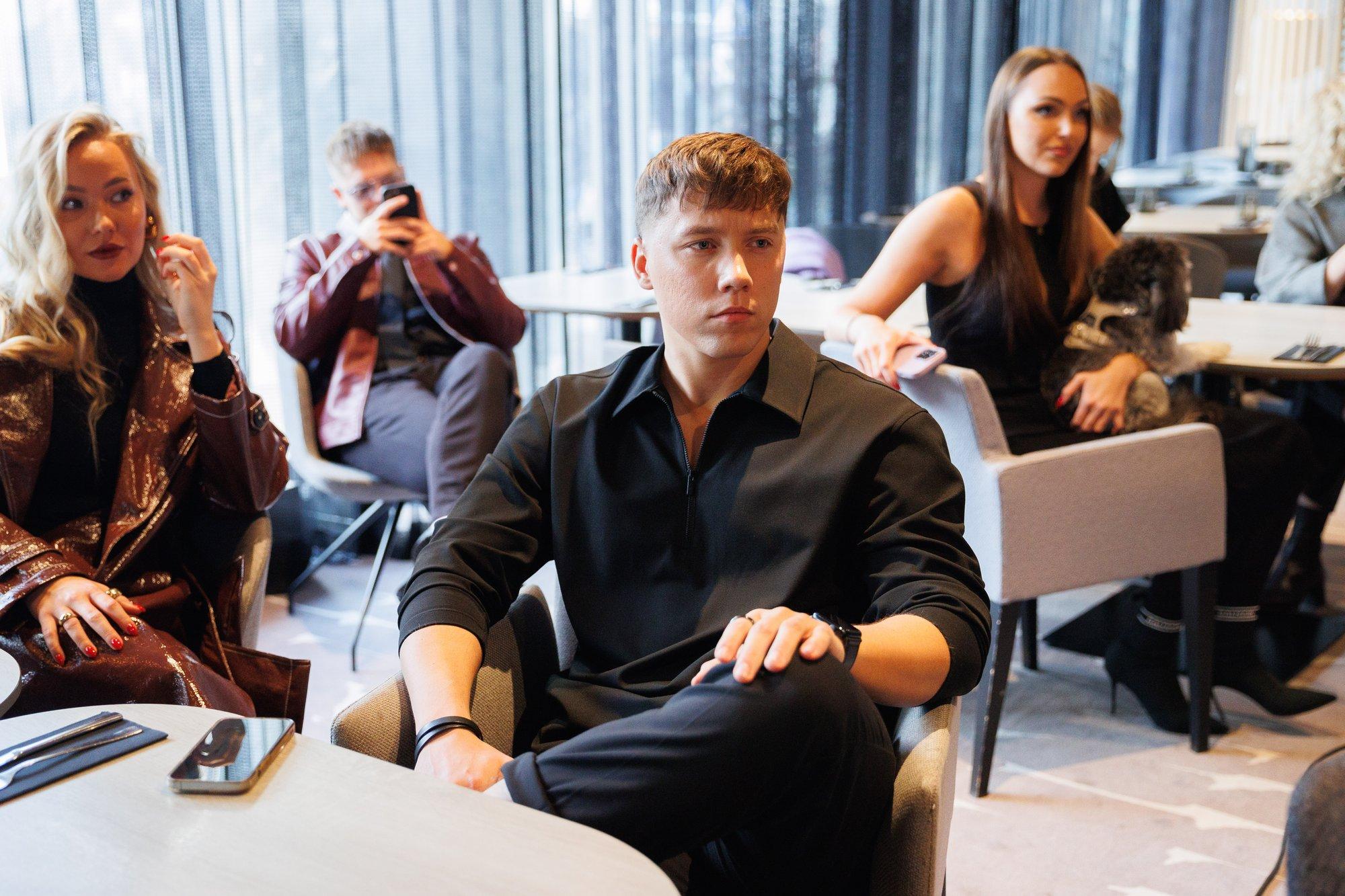 Eesti Laulu finalisti Frants Tikerpuu pöörane kohtumine fänniga: läksin talle lilledega ukse taha, maja ees ootas „deemon“