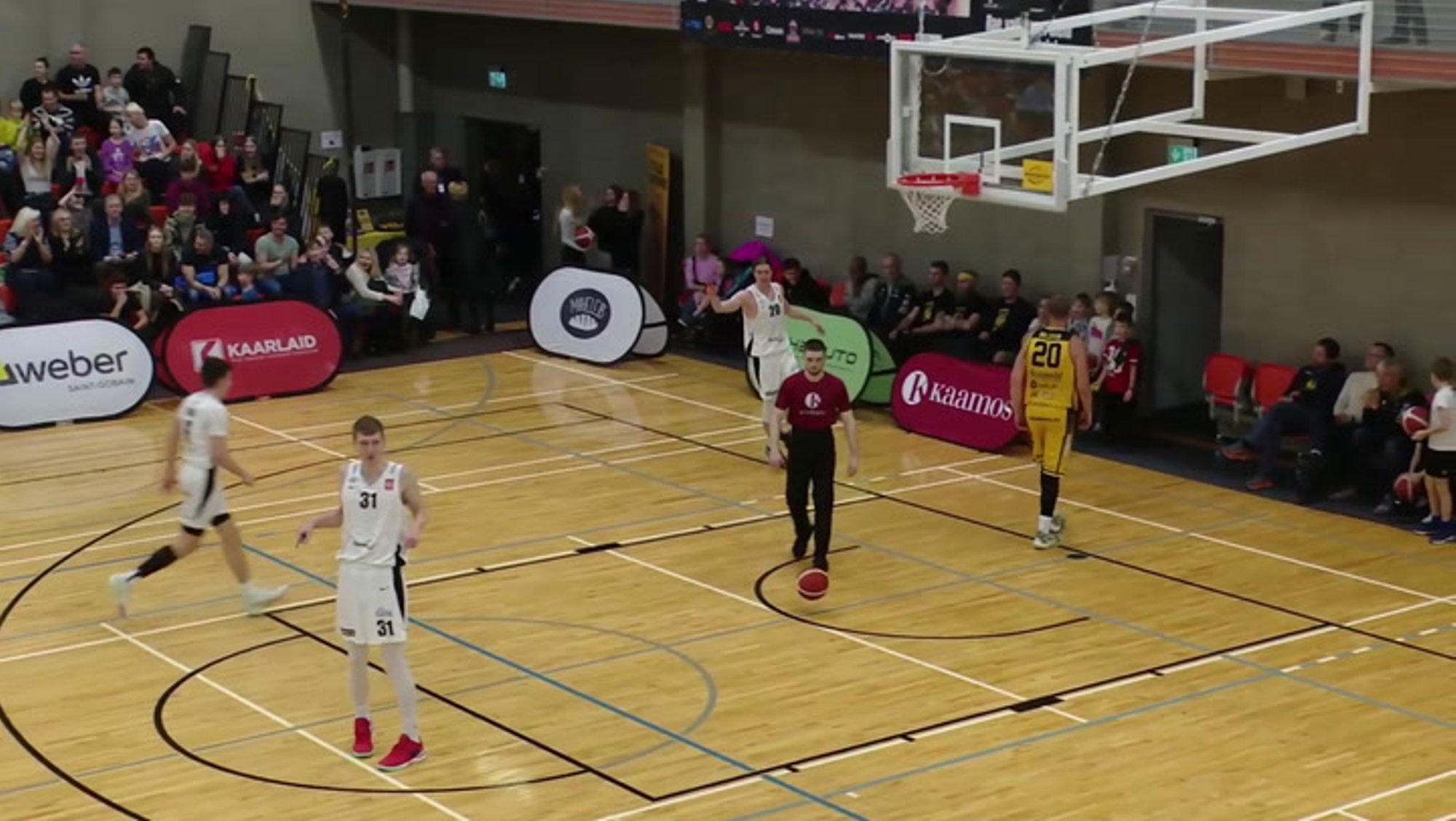 MÄNGU HETK | Robert Valge tabas oma väljakupoolelt ülikauge viske