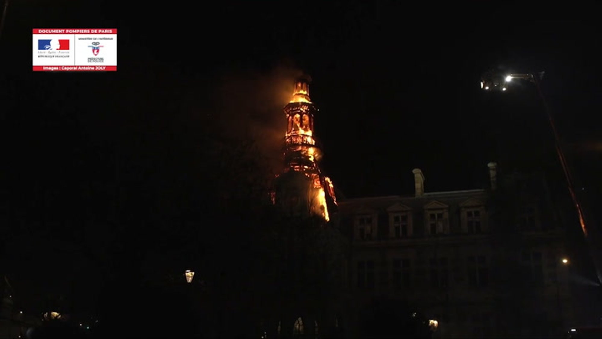 VIDEO | Pariisis süttis ajalooline raehoone, kardetakse kellatorni kokkuvarisemist