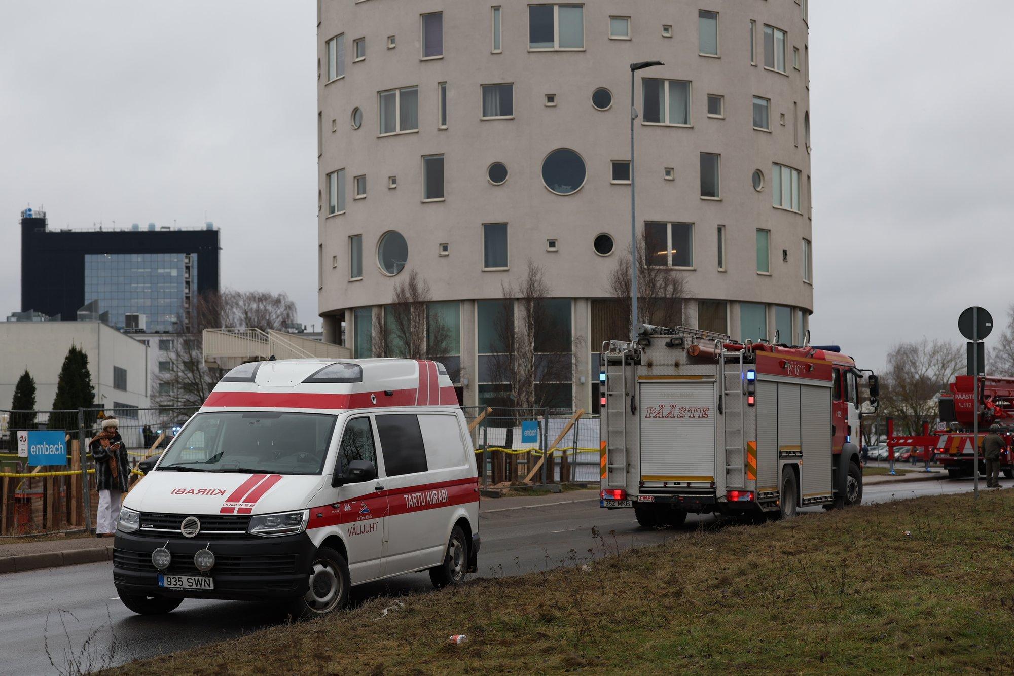 FOTOD | Demineerijad kontrollisid Tartu Tigutornist tulnud teadet. Midagi kahtlast ei leitud