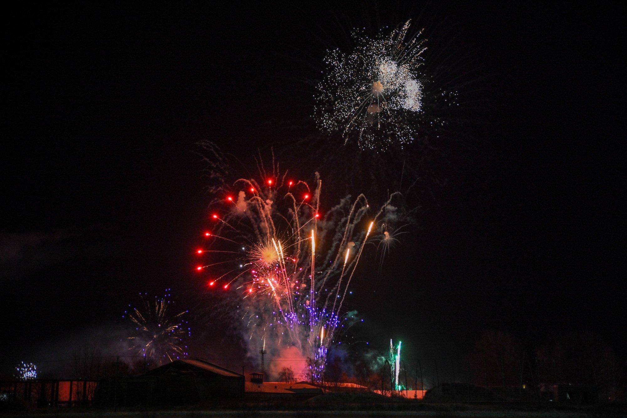 FOTOD | Vabariigi uhkeim ilutulestik? Viiratsi show tekitas suure ummiku