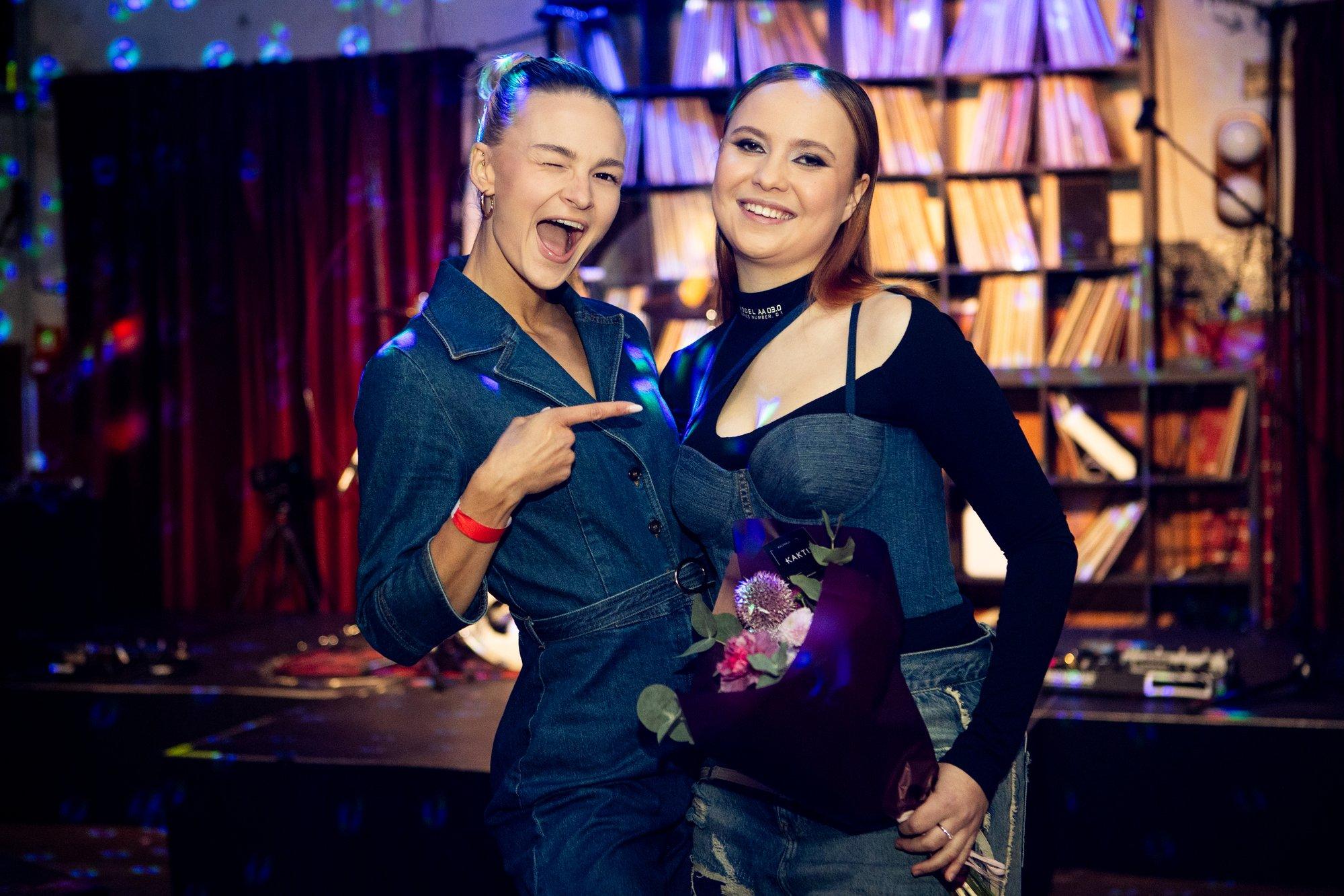 Ajalehe esiküljel avaldatud foto Alikast tekitab küsimusi. Toimetuse sõnul polnud neil lauljatarist teisi pilte