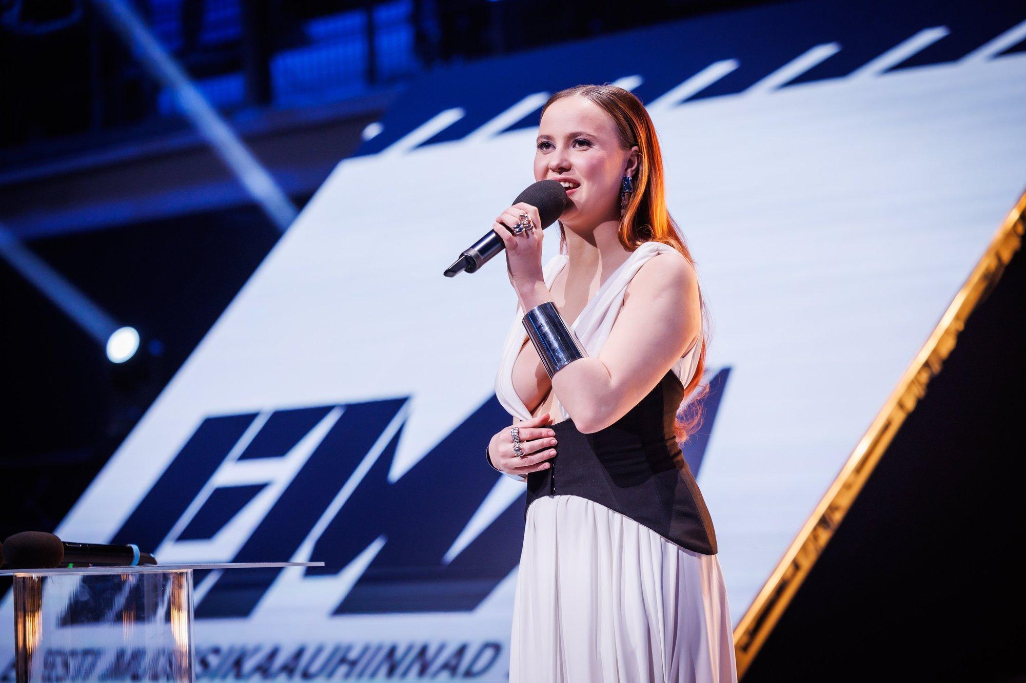 KUUMAD FOTOD | Lauljatar Alika saabus punasele vaibale seksikas kleidis