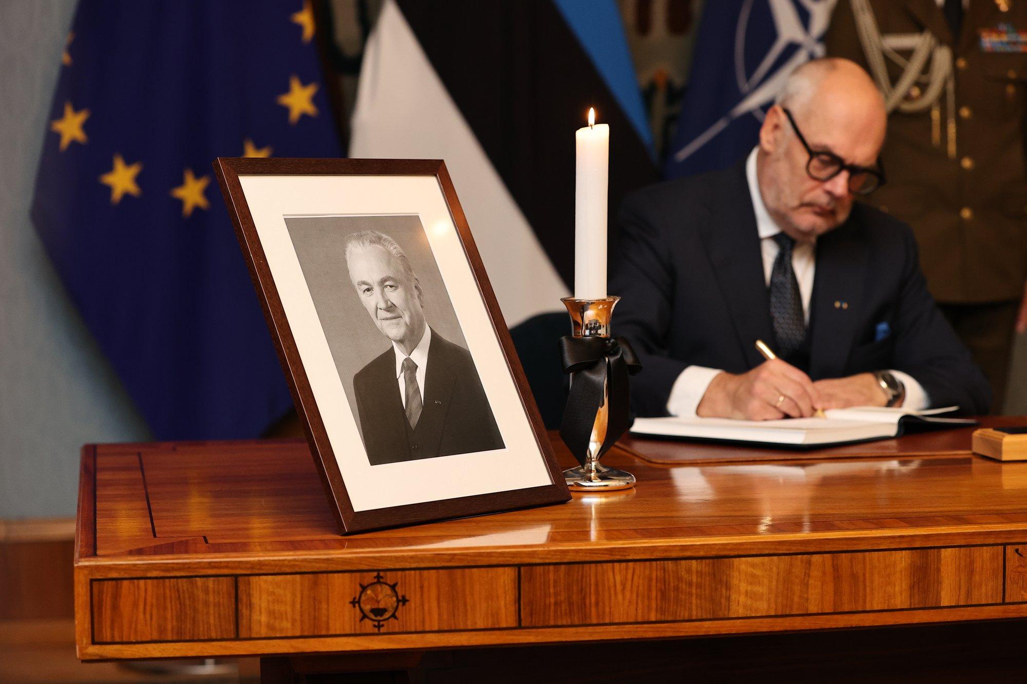 FOTOD | Presidendi kantseleis avatakse kaastundeavalduste raamat president Arnold Rüütlile