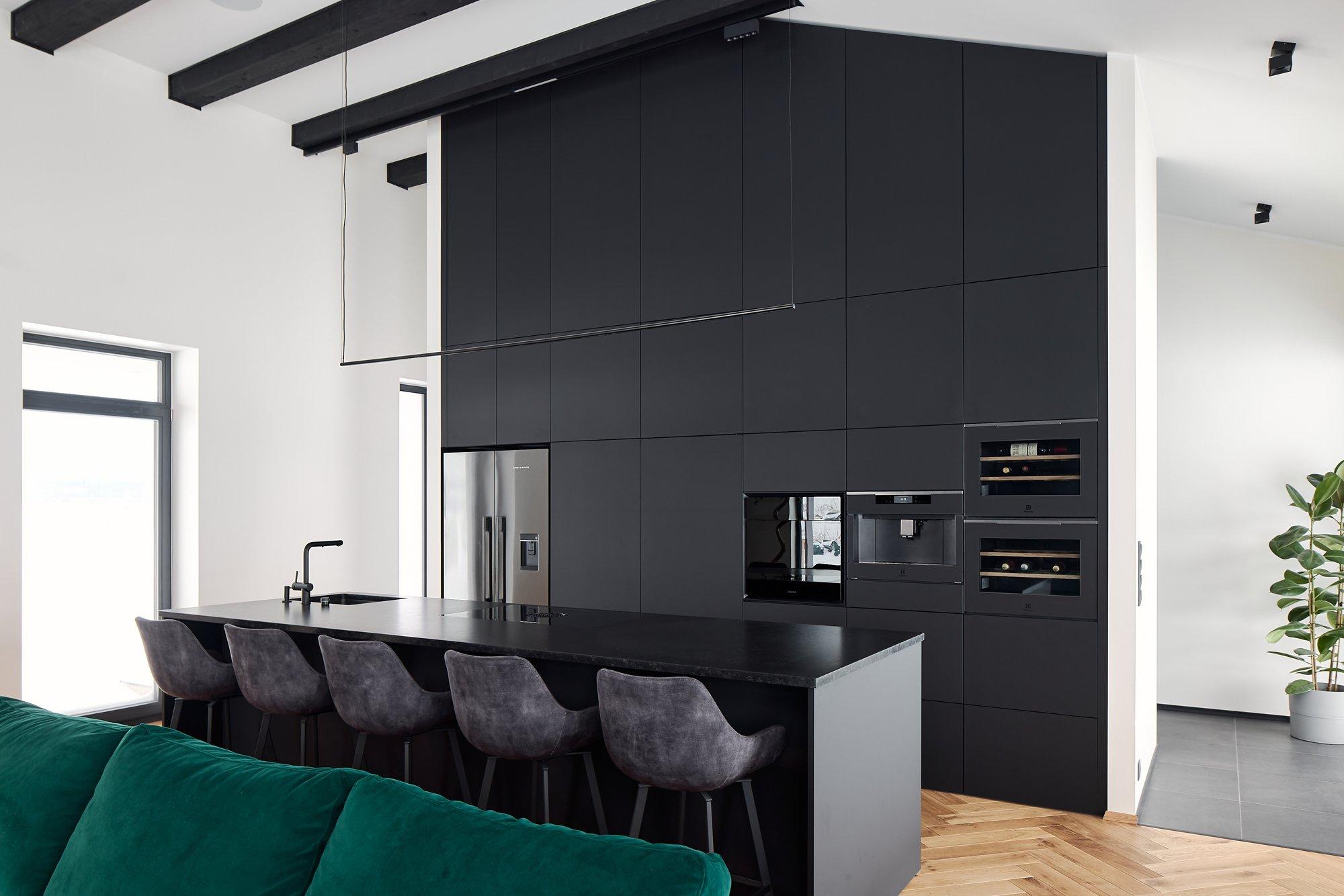 FOTOVÕISTLUS „MINU STIILNE KÖÖK“ | Šikk ja minimalistlik köök mattmustas kuues