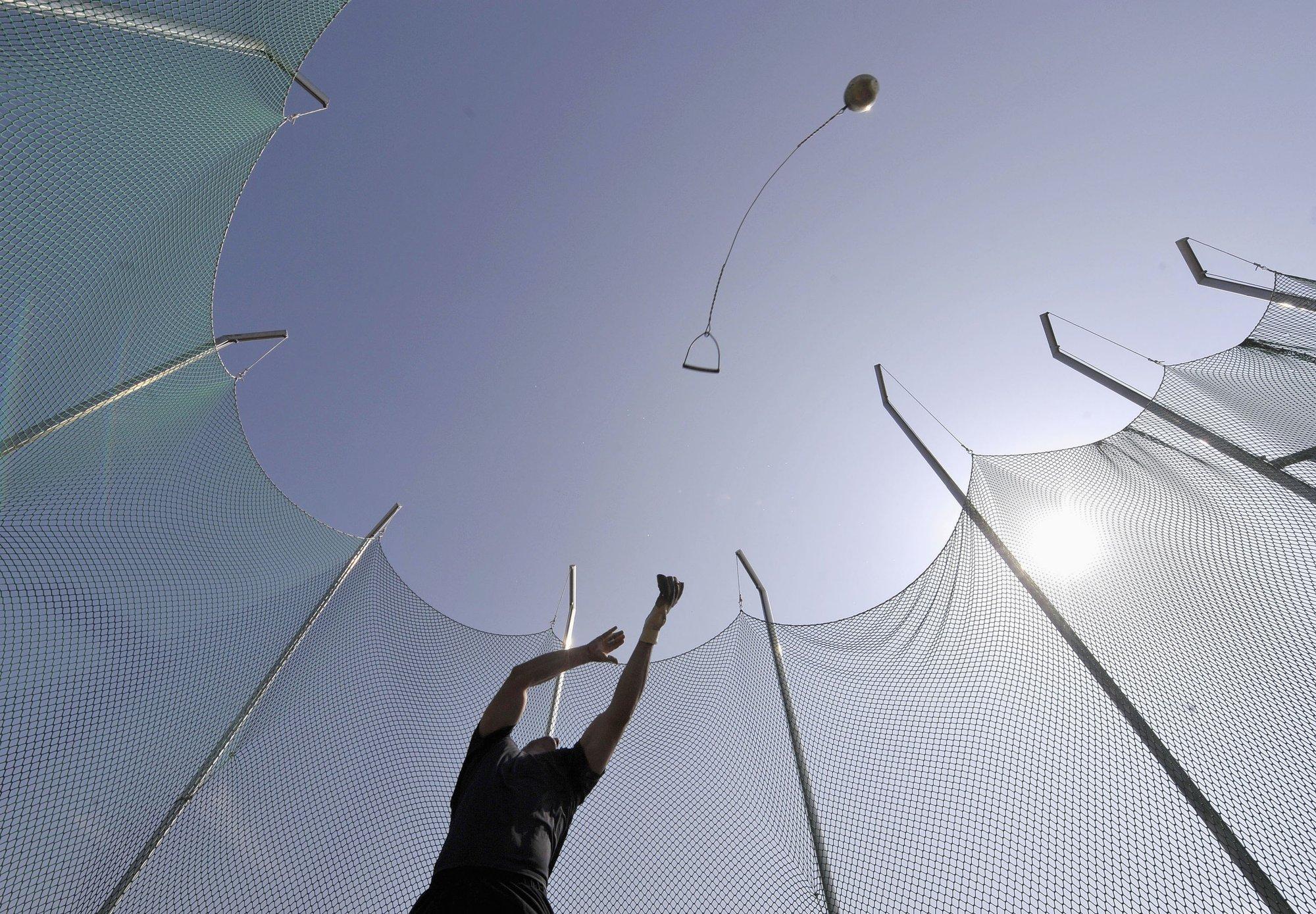 Publikusse lennanud vasar tappis naist ja poega kaitsnud mehe