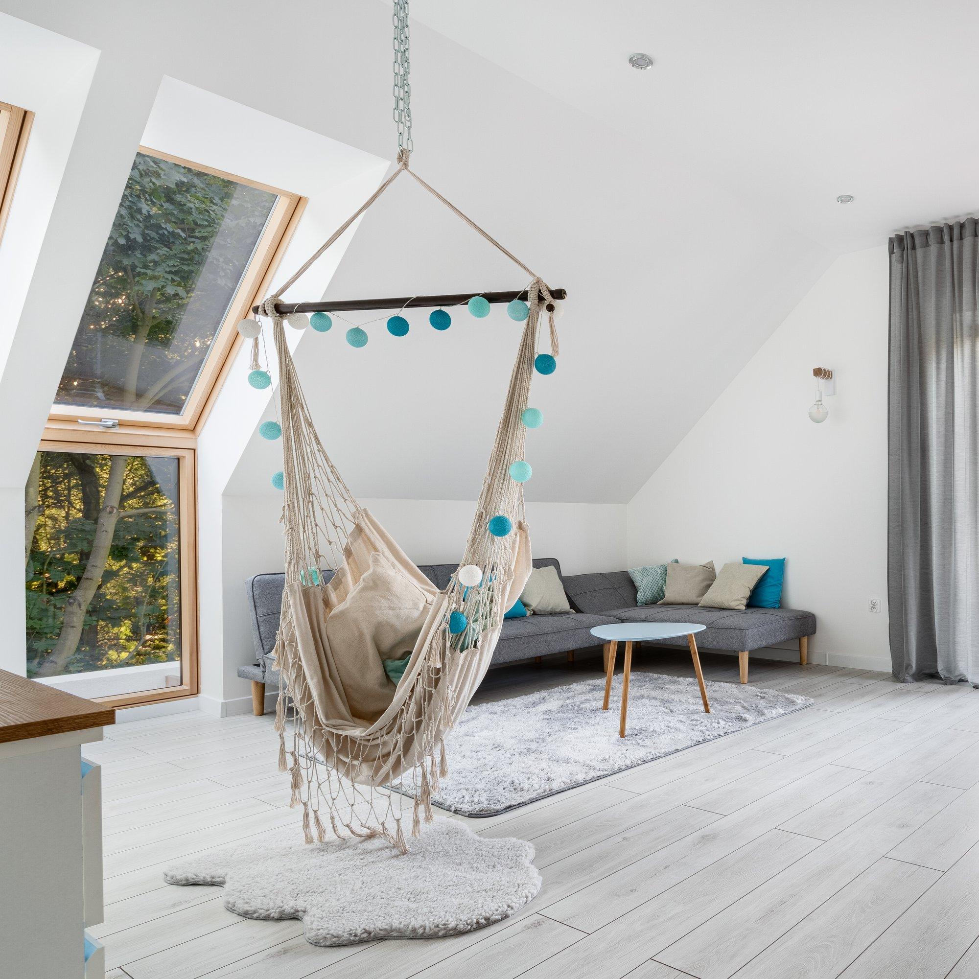 Kuidas valida ja paigutada mööblit katusealusesse ruumi, kus on kaldlagi?