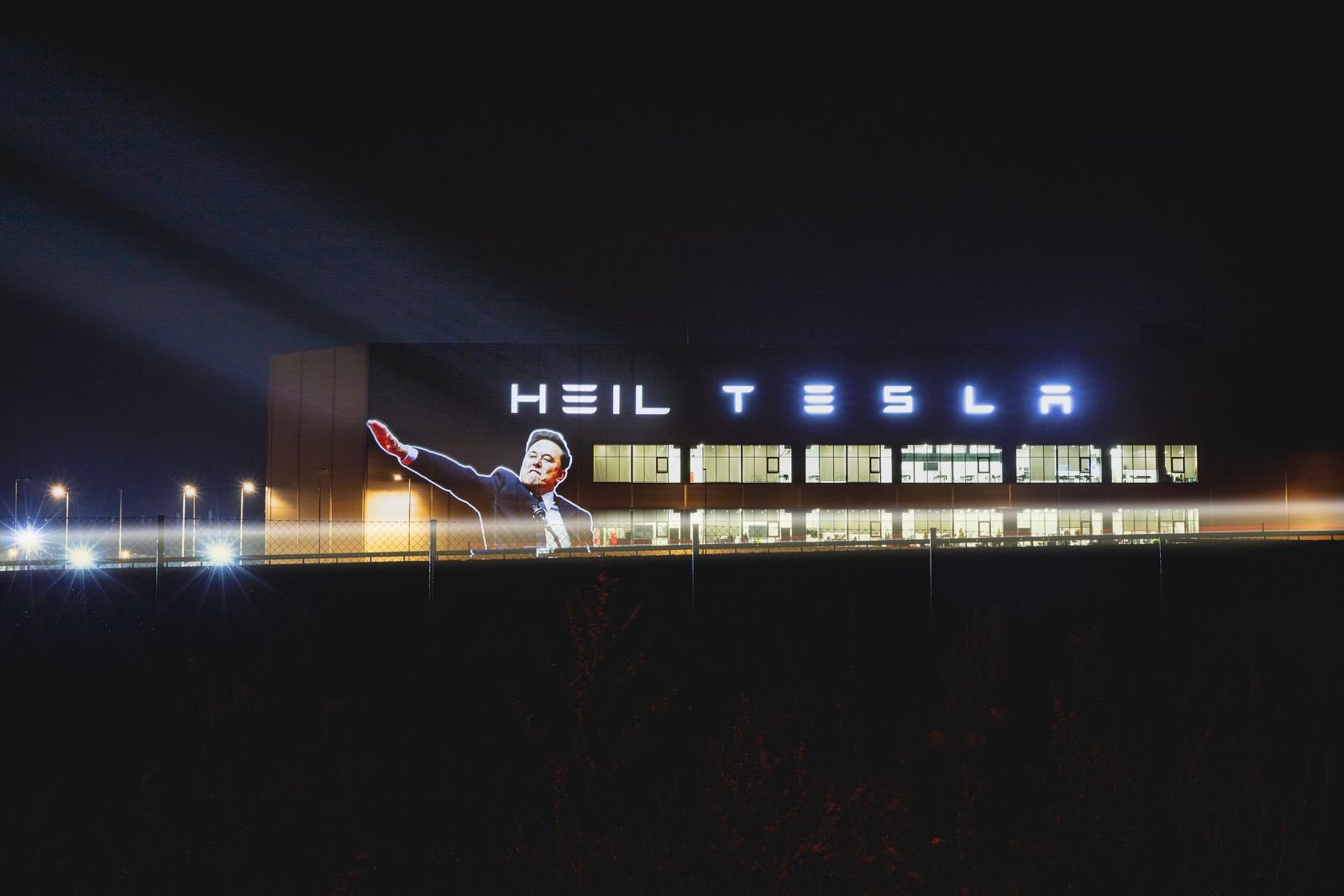 Saksamaal projitseeriti Tesla tehasehoonele Muski natsisaluut. Võimud algatasid uurimise