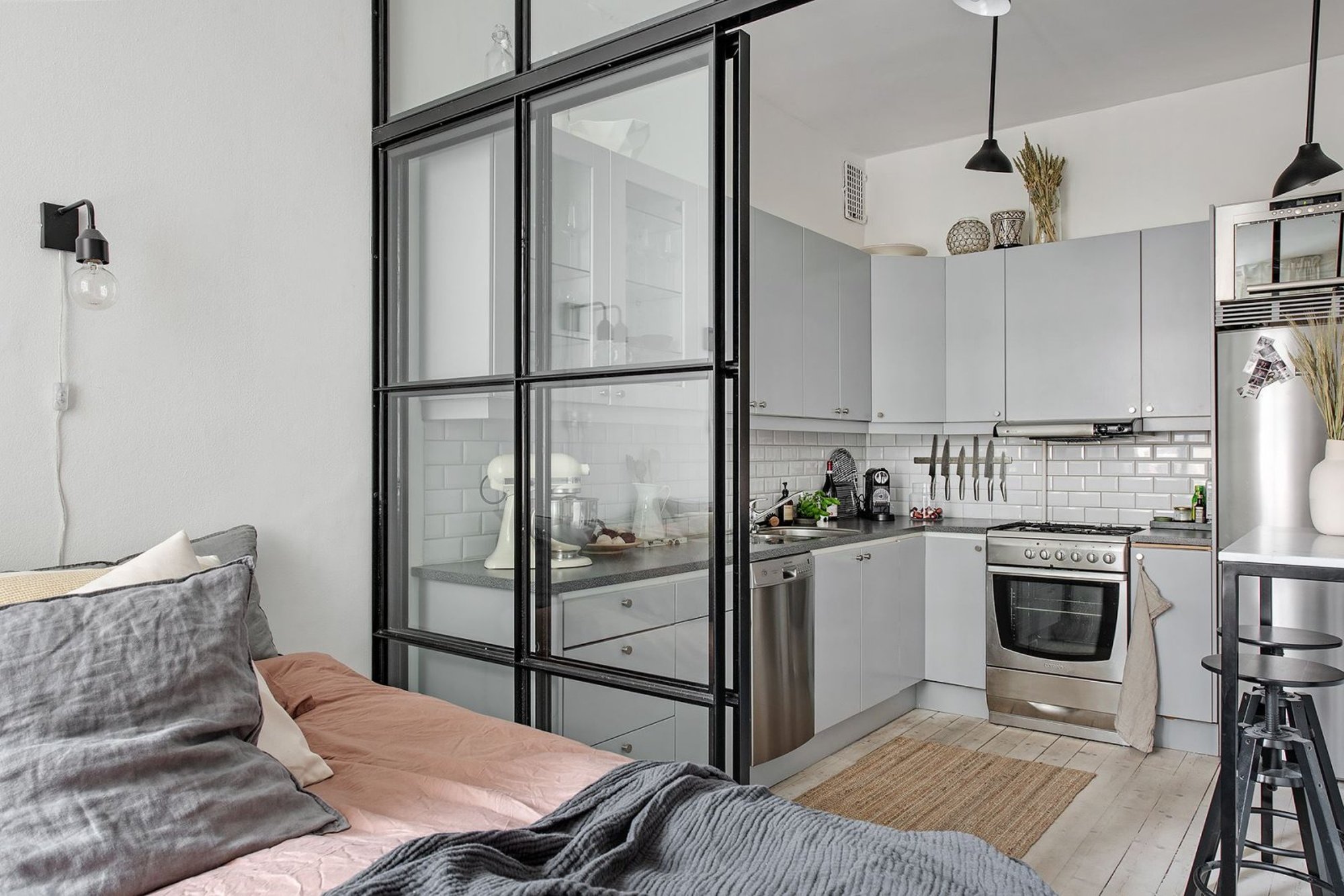 FOTOD | Pisike kodu, kus kööki ja magamistuba eraldab stiilne klaassein