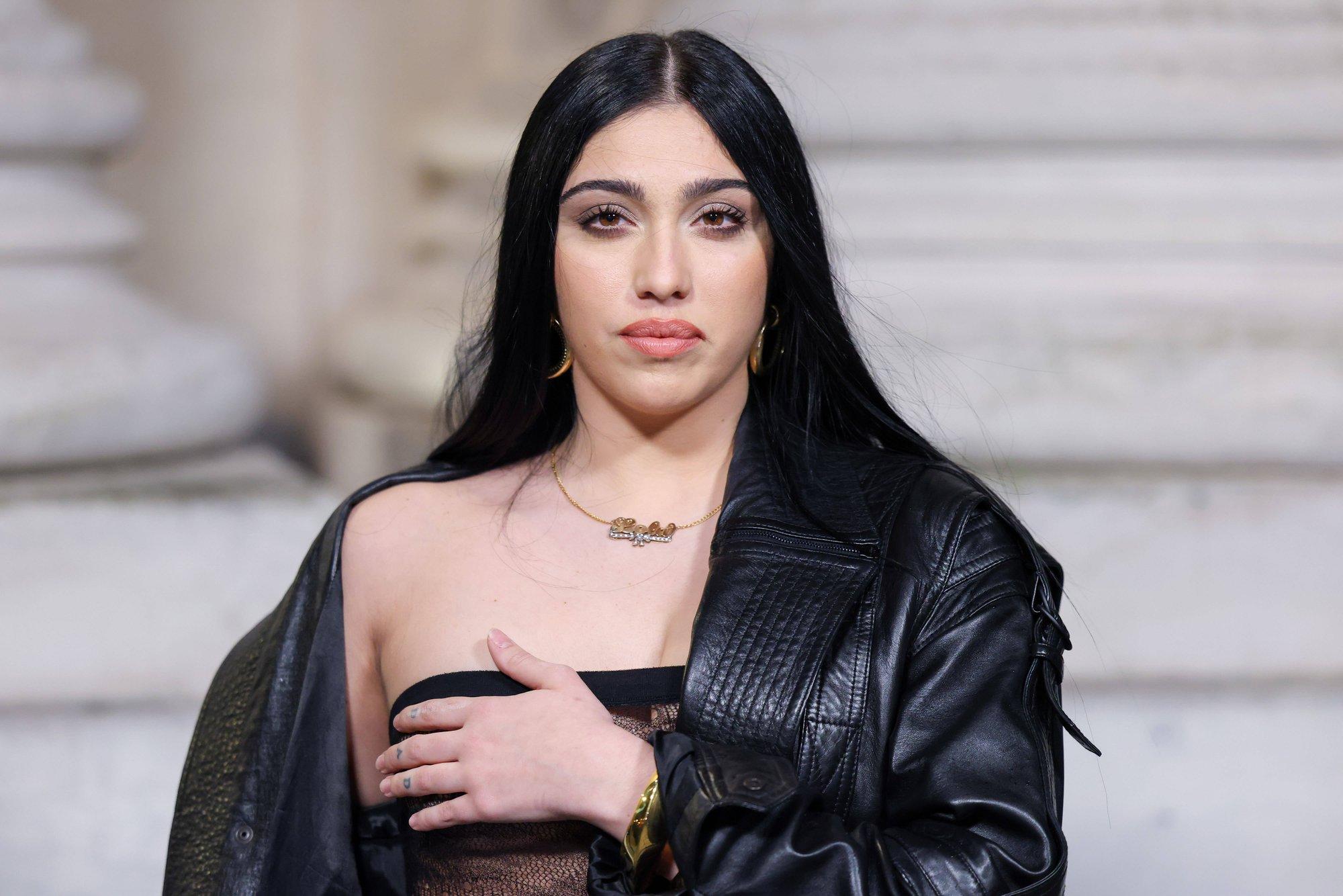 KUUM FOTO | Kehakumerused valla! Madonna tütar Lourdes paljastas Pariisi moenädalal oma rinnad