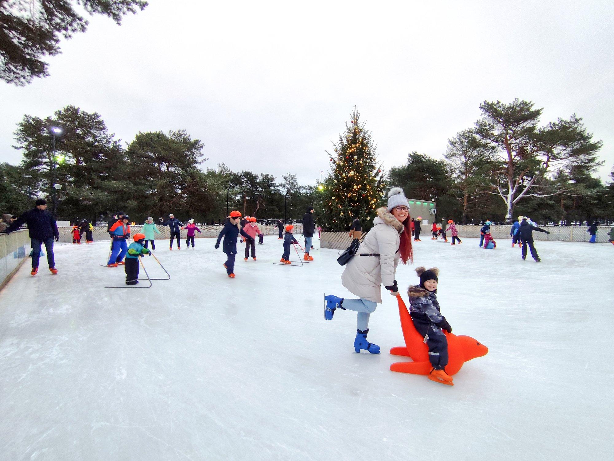 Päev uisuplatsil: muljet avaldavad kukkumised, kaunid sõidupoognad ja vanematega kauplevad lapsed