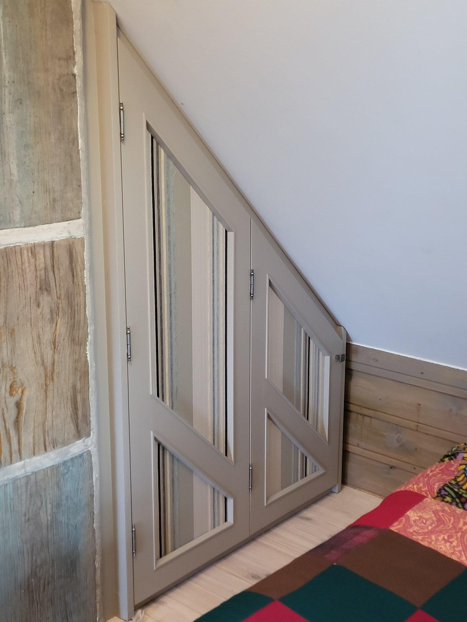 FOTOD | Üksikasjalik juhend, kuidas ehitada kaldus katusealusesse panipaik