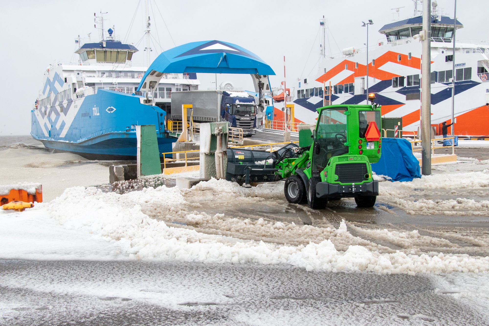 Neli pakkumist saarlastele parvlaeva ehitamiseks. Laev tuleb plaanitust väiksem ja valmib hiljem