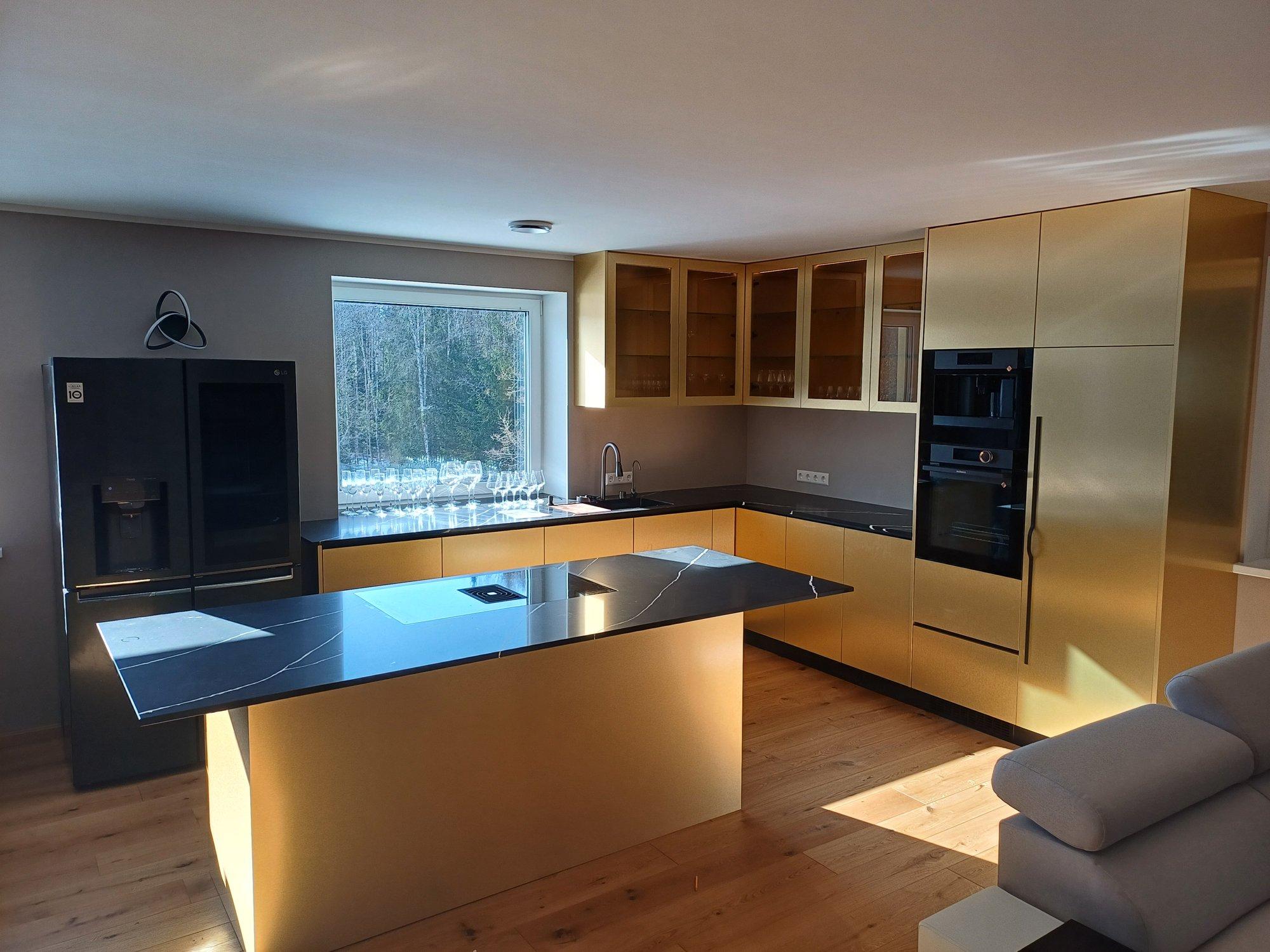 FOTOVÕISTLUS „MINU STIILNE KÖÖK“ | Suur ja avar köök, kus püüab pilku kuldne köögimööbel