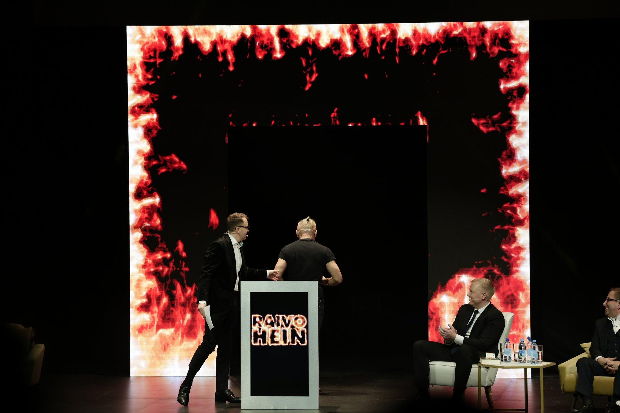 „Mine koju ära - piinlik on!“ Raivo Hein vilistati Mart Võrklaeva röstimiselt välja, sekkuma pidi õhtujuht