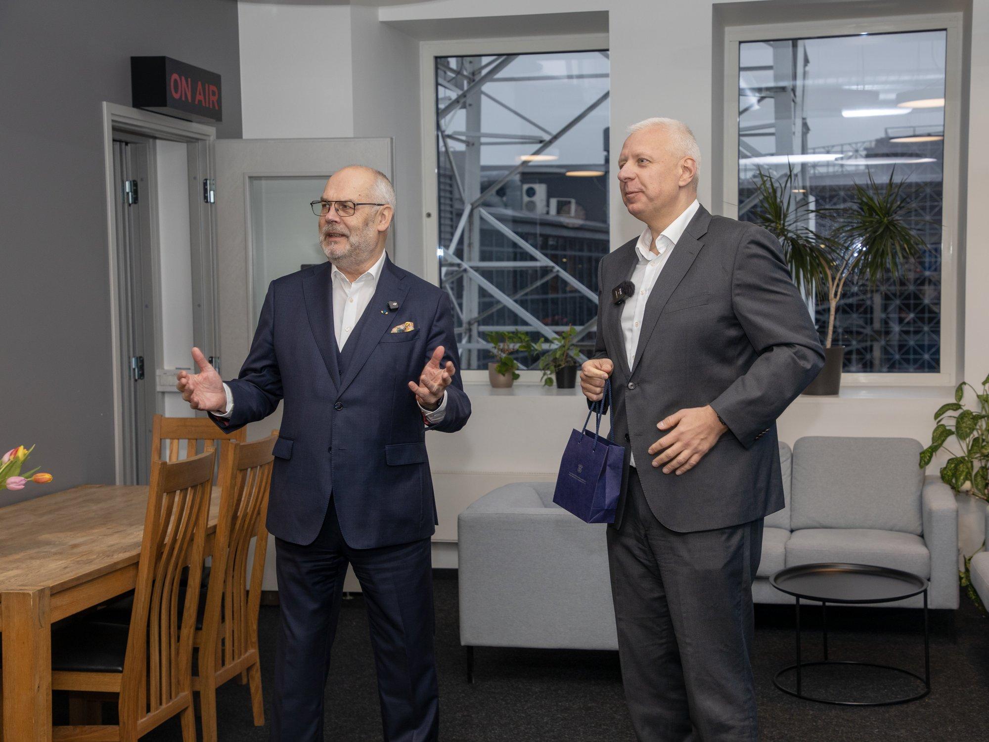 FOTOD | President Alar Karis käis Delfit sünnipäeva puhul õnnitlemas