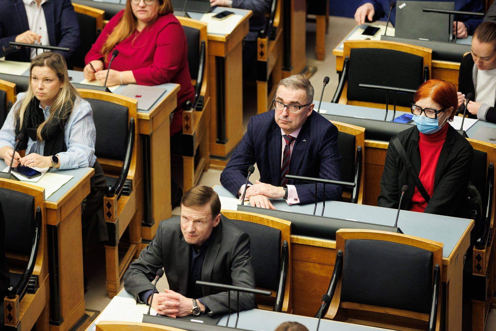 KRANAAT | Tragi Eesti mees valmistas Riigikogu liikmetest 101 vahakuju