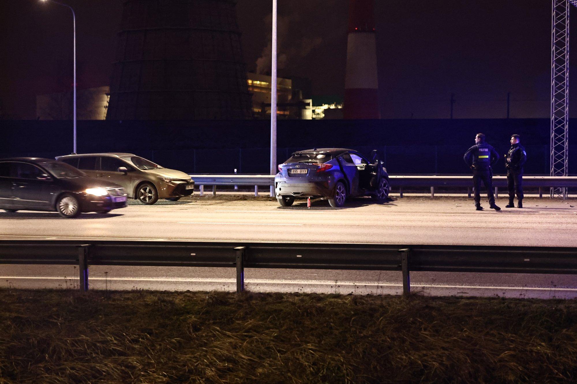 FOTOD | Tallinna-Narva maanteel põrkasid kokku kaks sõiduautot ja veok