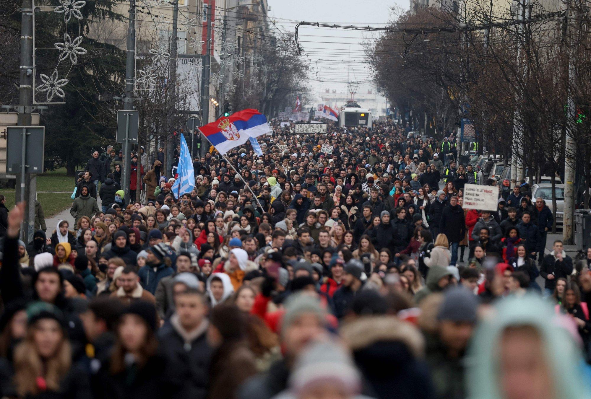 Belgradis toimunud valitsusvastasel meeleavaldusel sõitis auto rahva sekka, viga sai üliõpilane