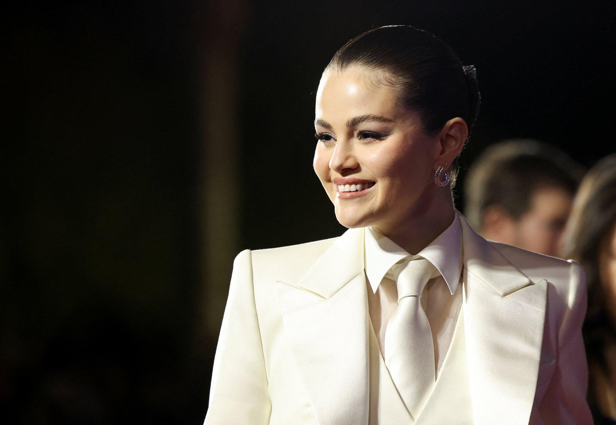 FOTOD | Ajatult stiilne! Selena Gomez ilmus kaamerate ette meestemoest laenatud rõivastes