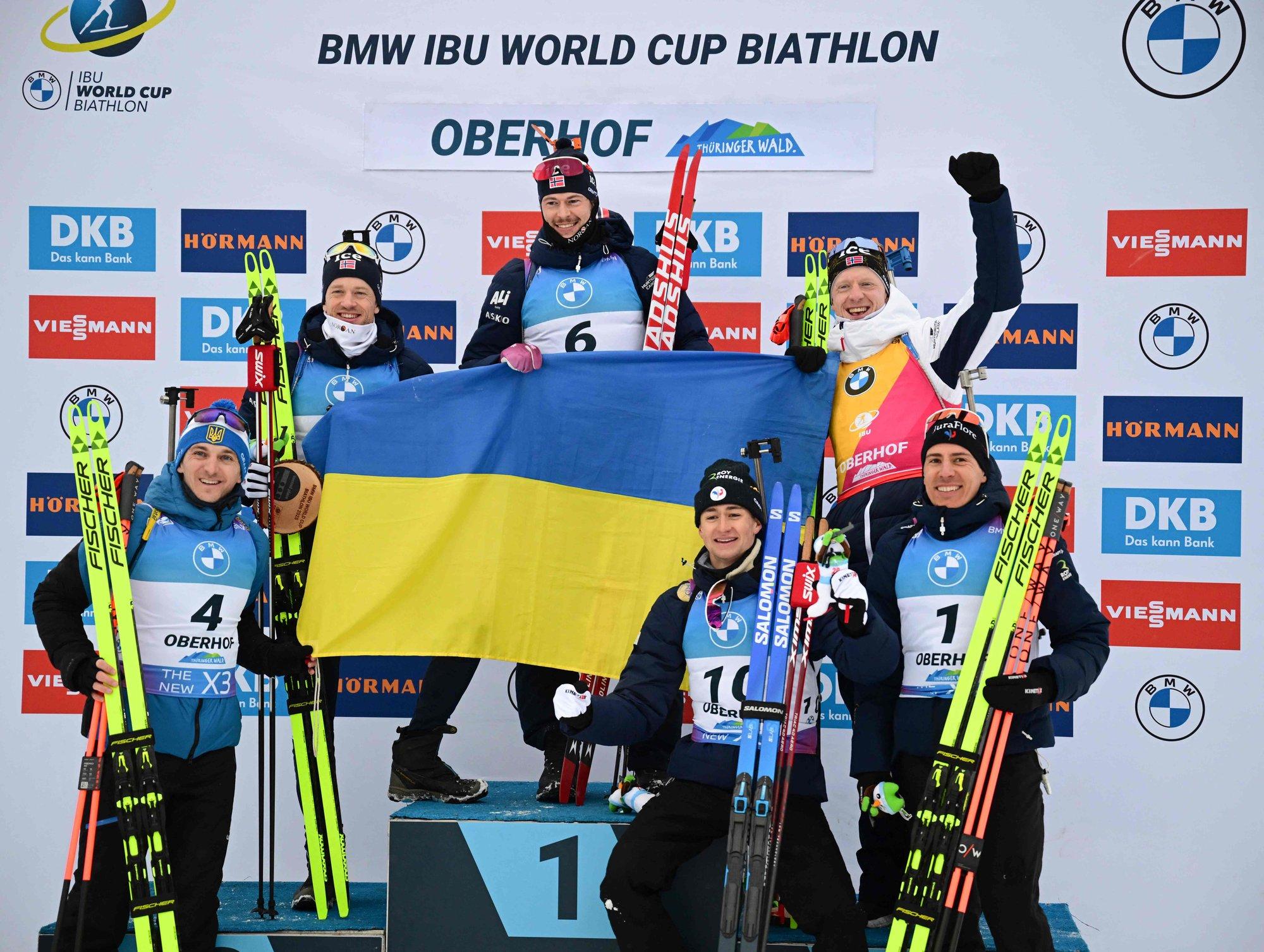 „Me kõik teame, mis Ukrainas toimub.“ Norra laskesuusatajad tegid lilletseremoonial südamliku žesti