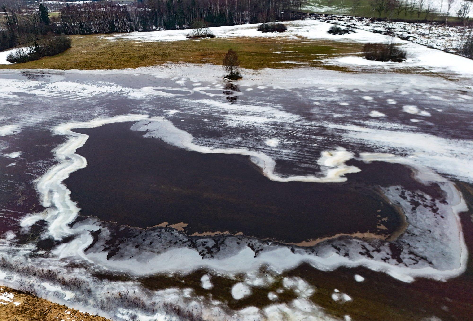 FOTOD | Metsad ja põllud vee all! Navesti jõgi tungib üle kallaste