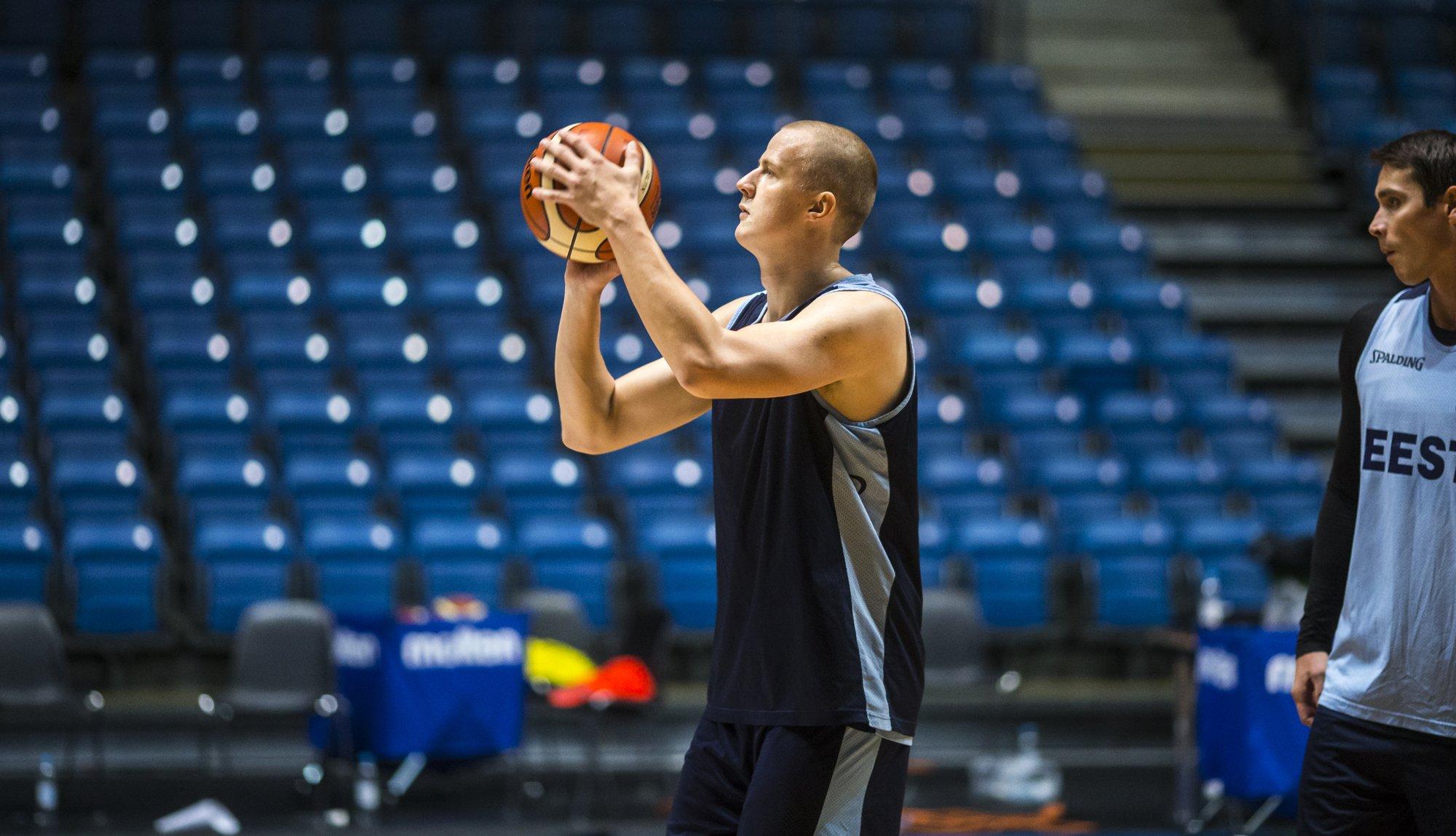 Piinav ärevushäire viis endise korvpalluri Rain Raadiku viimse piirini. „Mõtlesin, et aitab, ostan žiletid ja lähen Pärnu jõe äärde“