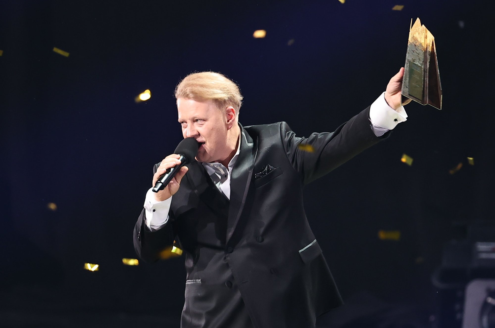 Suure õhtu lõpuks poolpaljas. Sven Lõhmus jäi EMA järelpeol ilma nii jopest kui ka rahakotist!