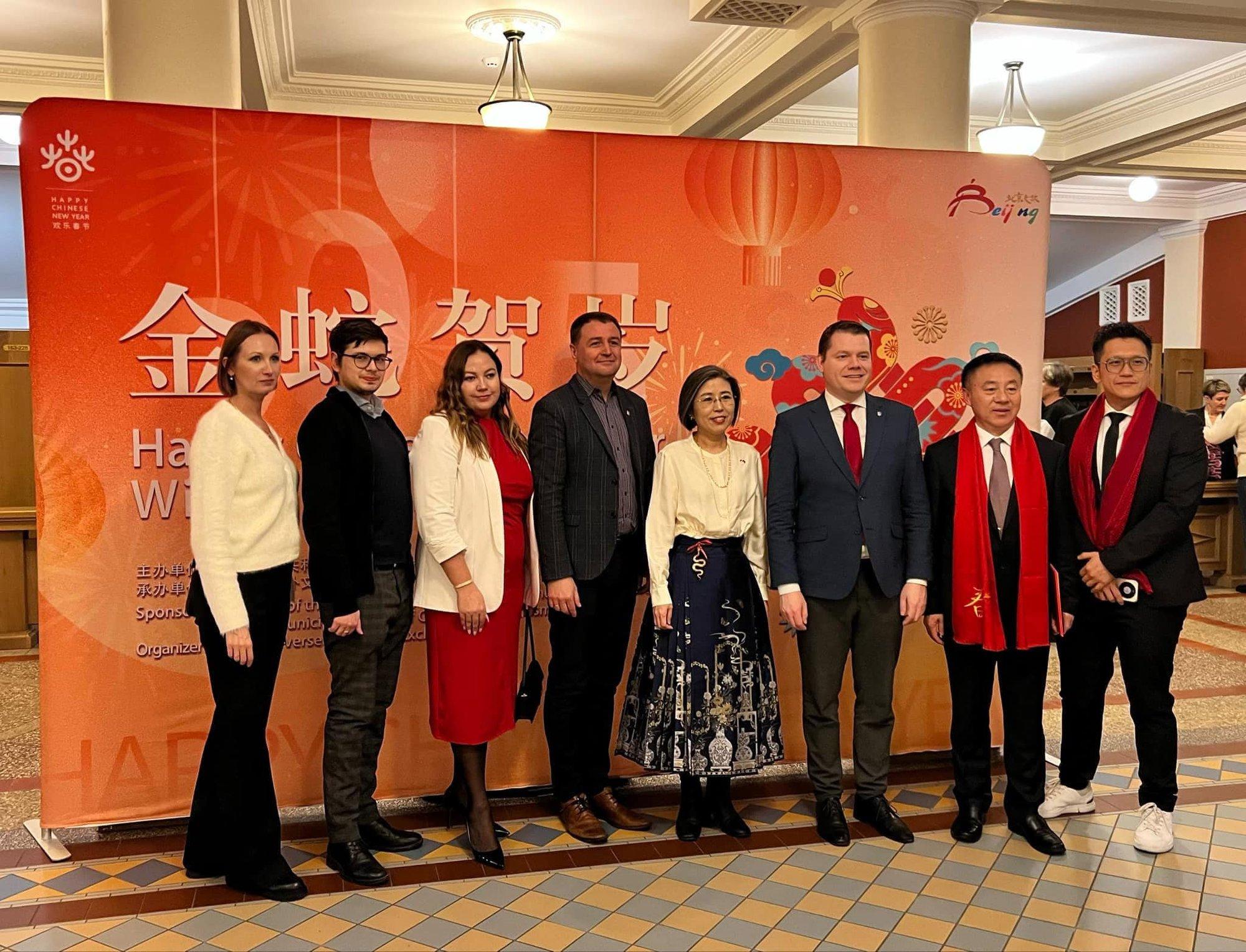 Uusaastapidu Puna-Hiinaga. Siseminister peab Kohtla-Järvel toimunut arusaamatuks. Linnapea: kapo aastaraamat paneb ilmselt vinti üle