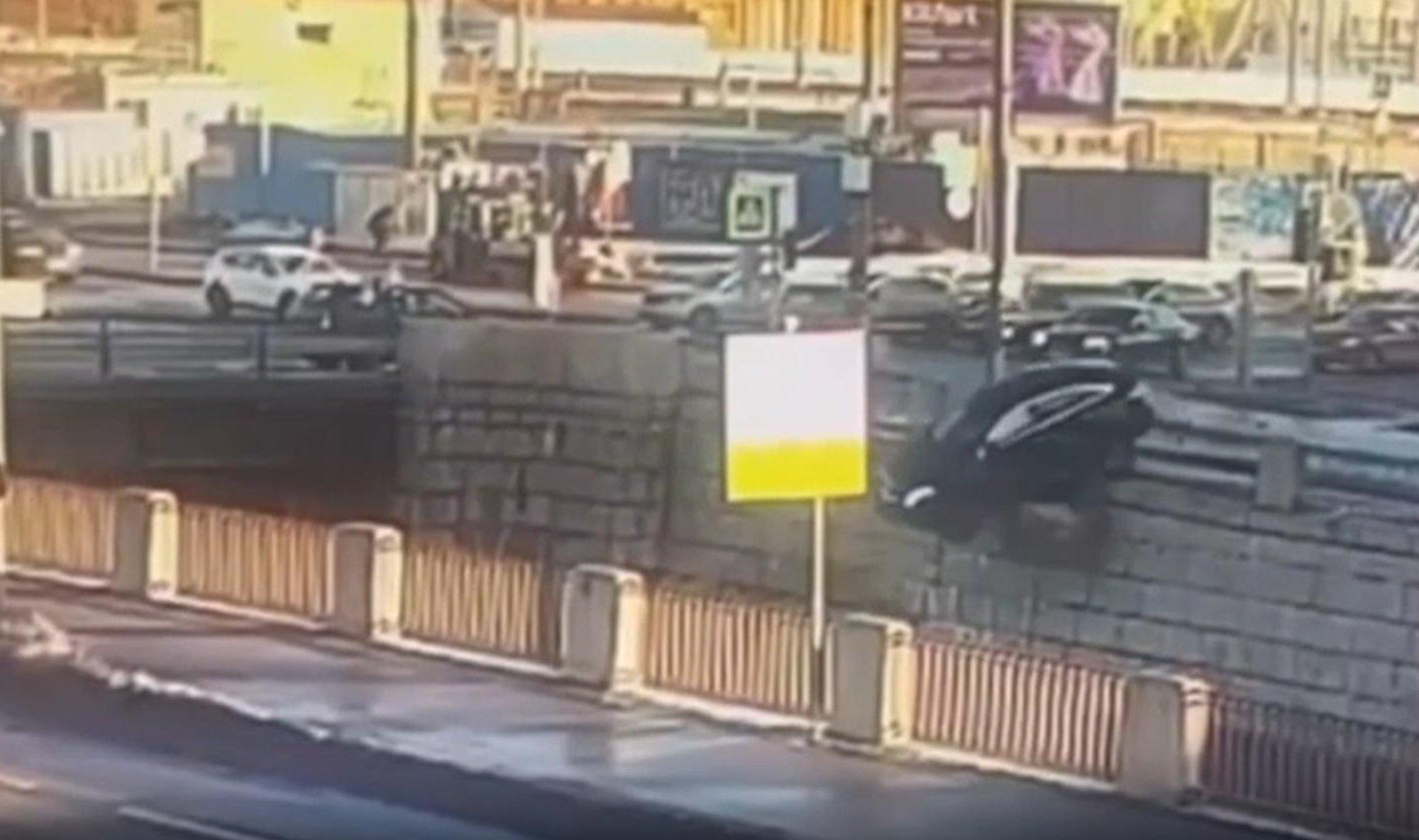 VIDEO | Peterburis kukkus auto vette pärast kokkupõrget, hukkusid juht ja kaasreisija