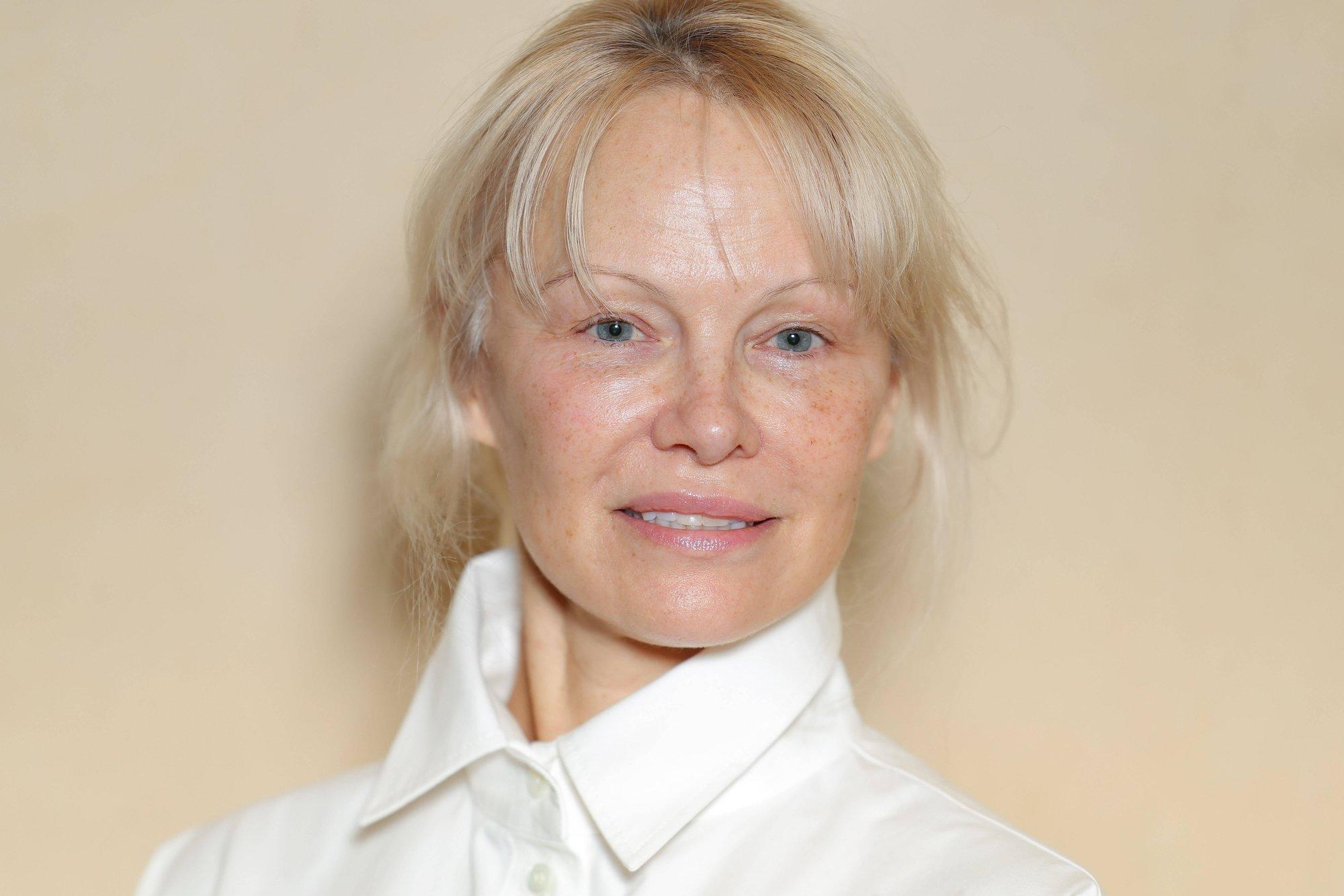 FOTO | Pamela Anderson üllatas Pariisi moenädalal dramaatilise välimusega. Pilke püüdis just üks elegantne detail