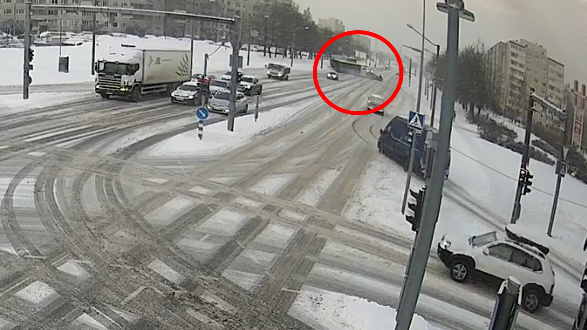 VIDEO | Tallinnas driftida üritanud mees põrutas sisse liinibussile, autos viibis kuueaastane laps